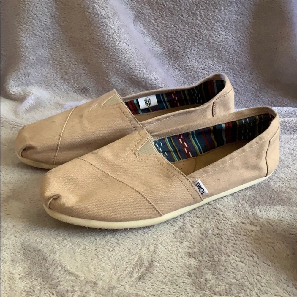 Women’s tan canvas classic toms
